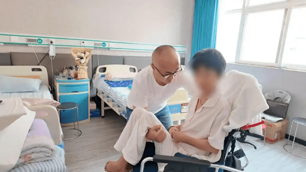 19岁男子入室行凶，母拚死护女被打至脑萎缩，如八九十岁老人。